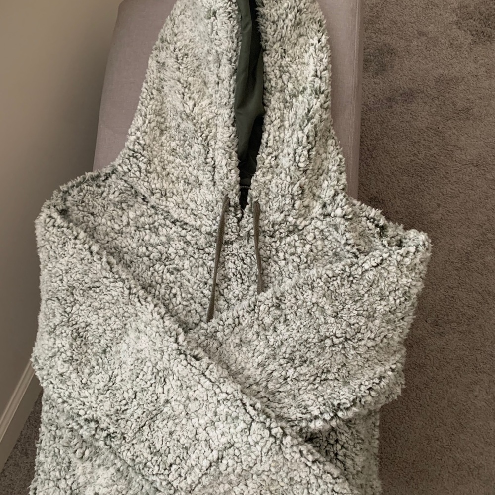 Fuzzy pullover - Picture 2 of 2